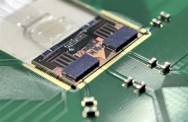 國內(nèi)首款2Tb/s 3D集成硅光芯粒成功出樣 華為、英偉達等巨頭都在押注